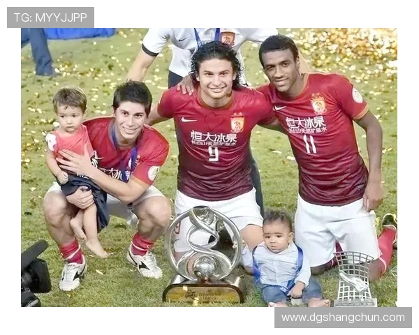 足球明星们齐聚一堂共同庆祝小罗的传奇生涯与足球精神